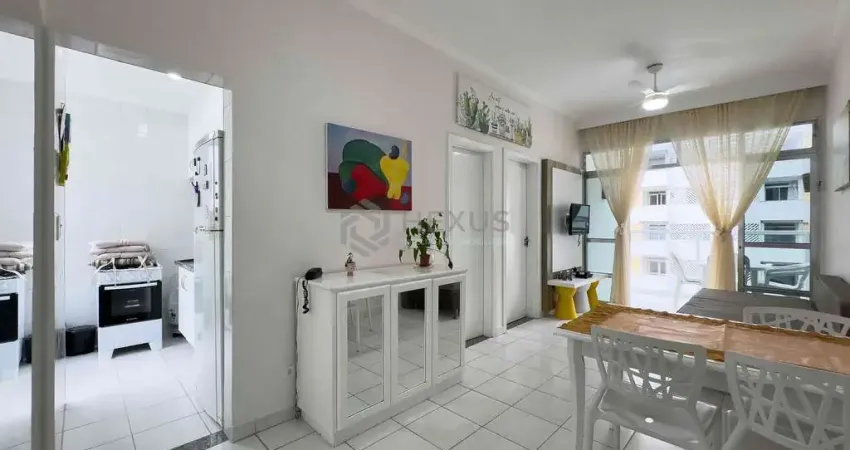 Apartamento reformado e mobiliado com varanda na quadra mar da praia das pitangueiras, guaruja