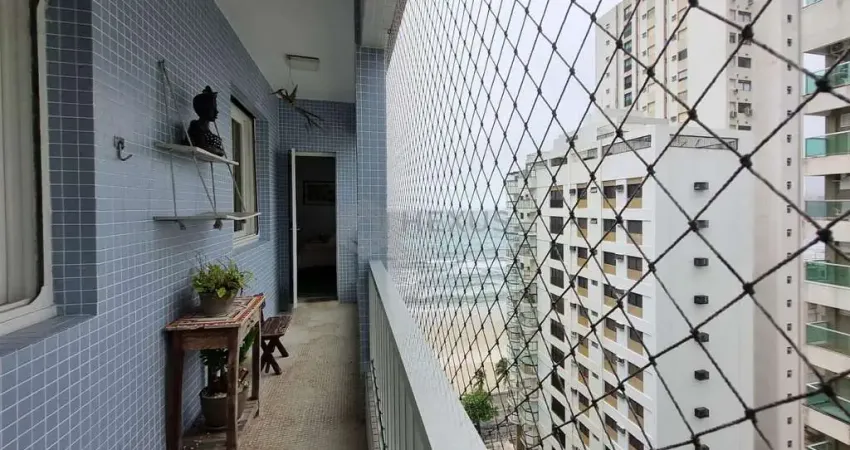 Apartamento com varanda e vista mar na quadra-mar da praia das pitangueiras, guaruja