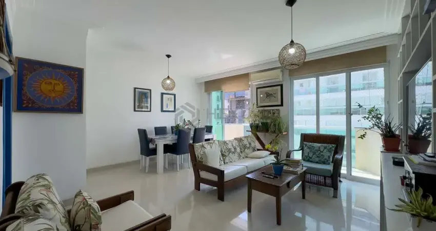 Apartamento reformado com varanda e vista mar a uma quadra da praia das pitangueiras, guaruja