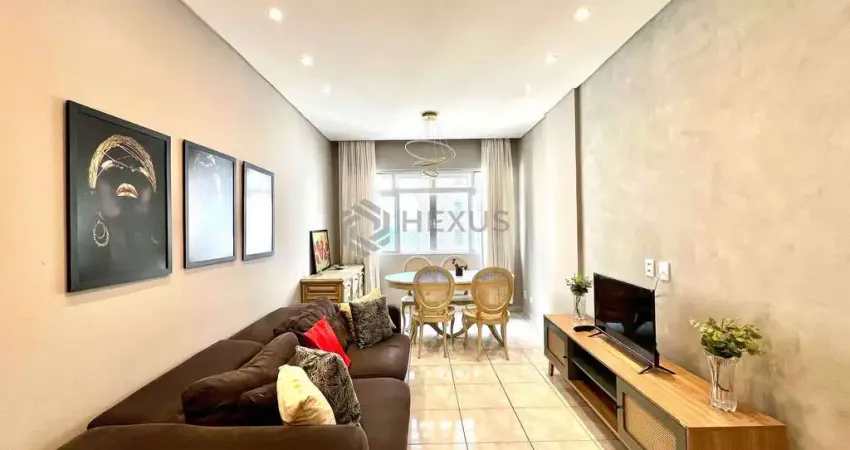 Apartamento reformado com varanda na quadra mar da praia das pitangueiras, guaruja