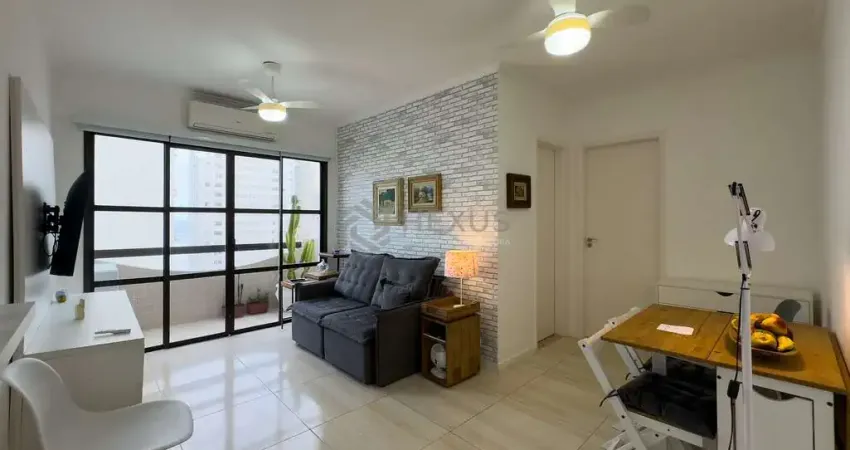 Apartamento reformado com varanda e vista mar na quadra mar da praia das pitangueiras, guaruja