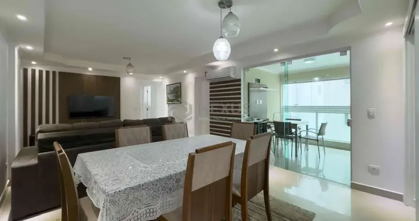 Apartamento reformado com varanda gourmet e lazer na quadra mar da praia das pitangueiras, guaruja