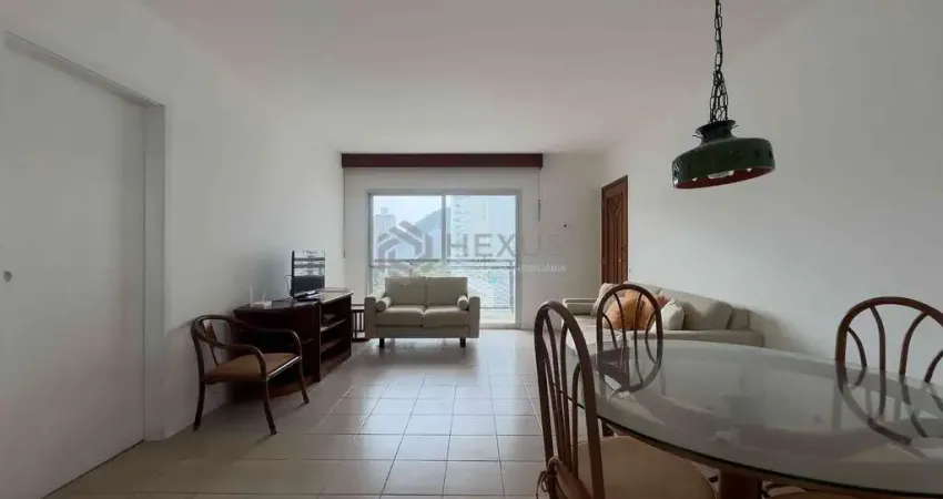 Apartamento reformado com varanda, lazer e vista mar na praia das pitangueiras, guaruja