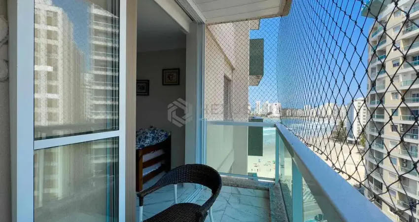 Apartamento reformado com varanda e vista mar na quadra mar da praia das pitangueiras, guaruja