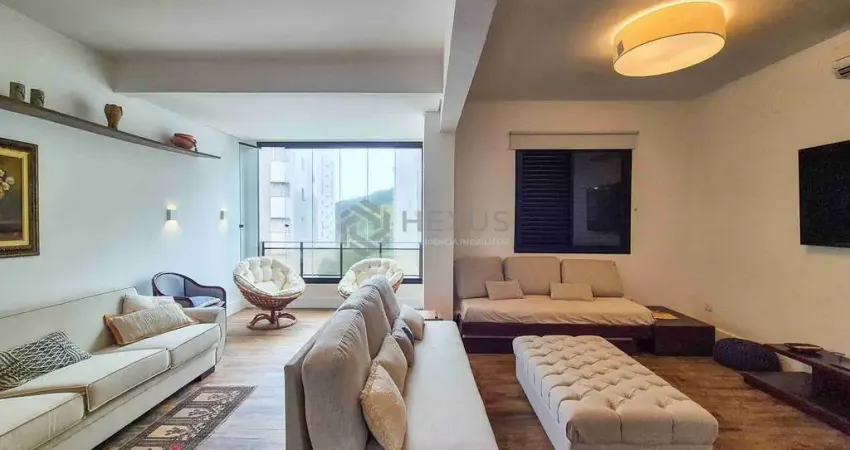 Apartamento reformado com varanda na quadra mar da praia das pitangueiras, guaruja