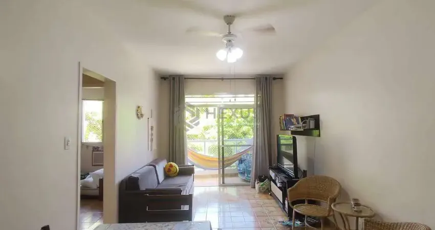 Apartamento com varanda a duas quadras da praia do tombo, guaruja