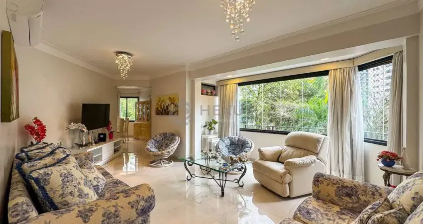 Apartamento reformado com varanda a duas quadras da praia das pitangueiras, guaruja