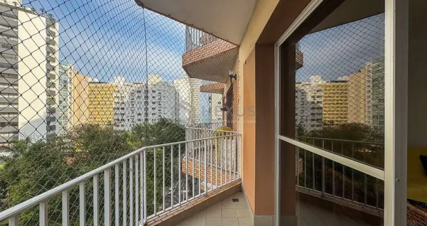Apartamento com varanda e lazer a duas quadras da praia das pitangueiras, guaruja