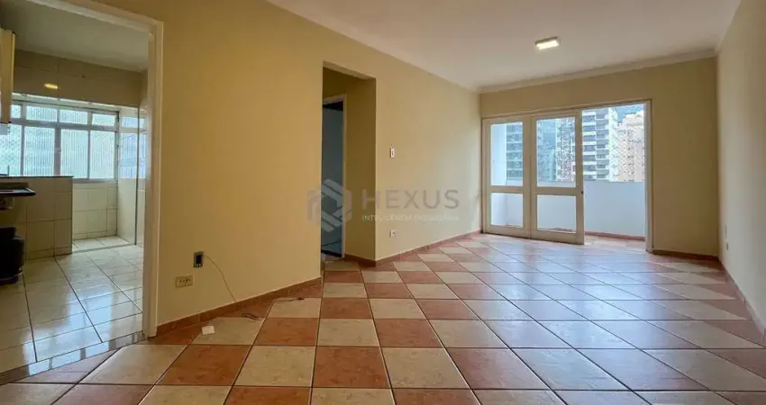 Apartamento com varanda a duas quadras da praia das pitangueiras, guaruja