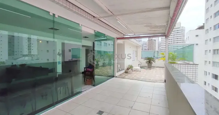 Cobertura penthouse reformada com varanda gourmet e despesas baixas na praia das asturias, guaruja