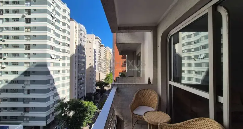Apartamento com varanda na praia das pitangueiras, guaruja