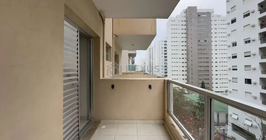 Apartamento com varanda a uma quadra da praia das pitangueiras, guaruja