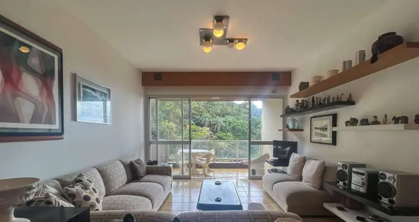 Apartamento com varanda e lazer na quadra mar da praia das pitangueiras, guaruja