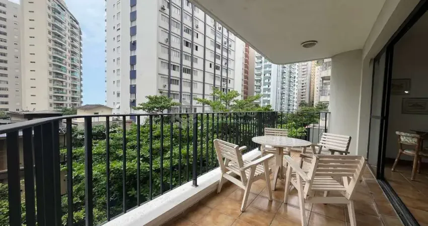 Apartamento com varanda, lazer e vista mar a uma quadra da praia das pitangueiras, guaruja