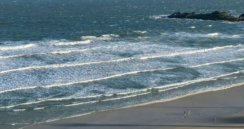 Apartamento frente mar com varanda e vista mar na praia das pitangueiras, guaruja