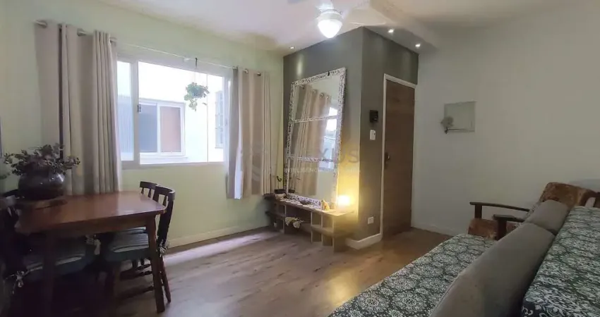 Apartamento reformado e mobiliado na quadra mar da praia da enseada, guaruja