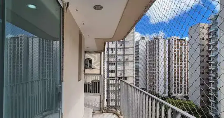 Apartamento com varanda e lazer a uma quadra da praia das pitangueiras, guaruja