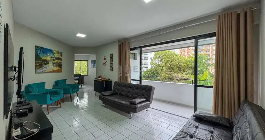 Apartamento com varanda a duas quadras da praia das pitangueiras, guaruja