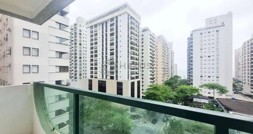 Apartamento com varanda e vista mar a duas quadras da praia das pitangueiras, guaruja