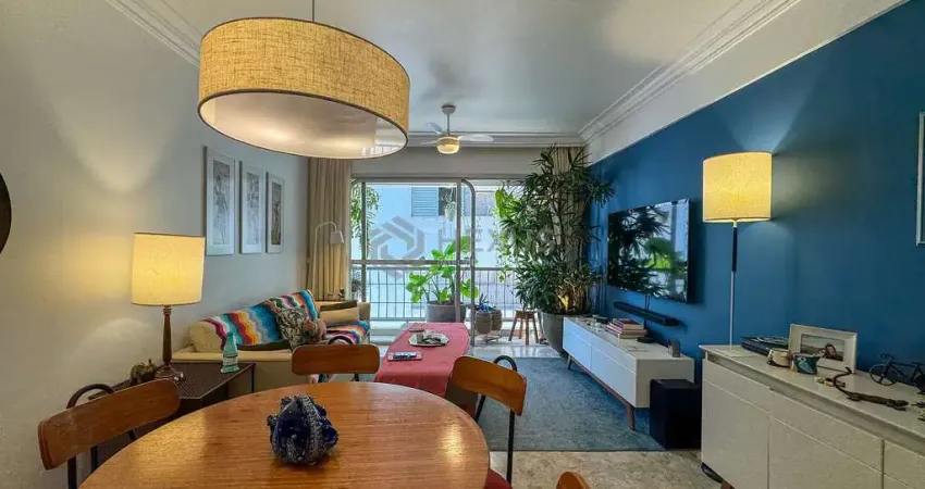 Apartamento reformado com varanda na praia das pitangueiras, guaruja