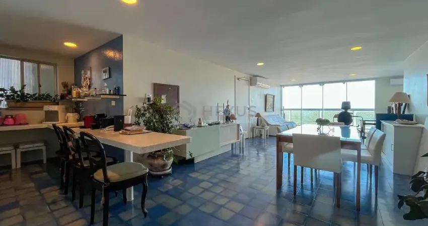 Apartamento frente mar com varanda e vista mar na praia das pitangueiras, guaruja