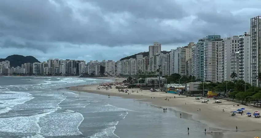 Apartamento reformado com varanda e vista mar na quadra mar da praia das pitangueiras, guaruja