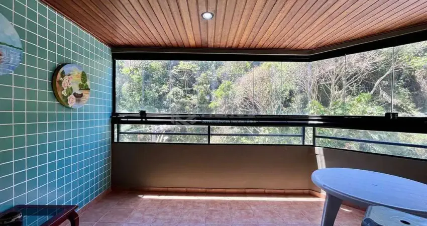 Apartamento com varanda e lazer na quadra-mar da praia das pitangueiras, guaruja