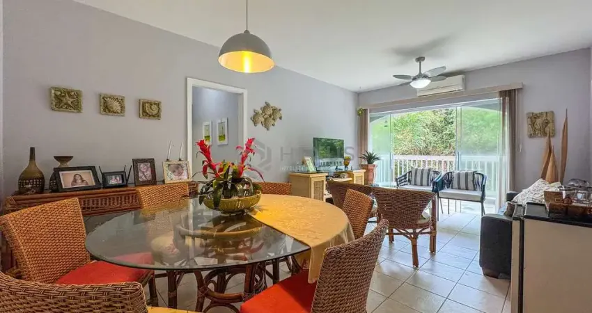 Apartamento reformado com varanda na quadra mar da praia das pitangueiras, guaruja