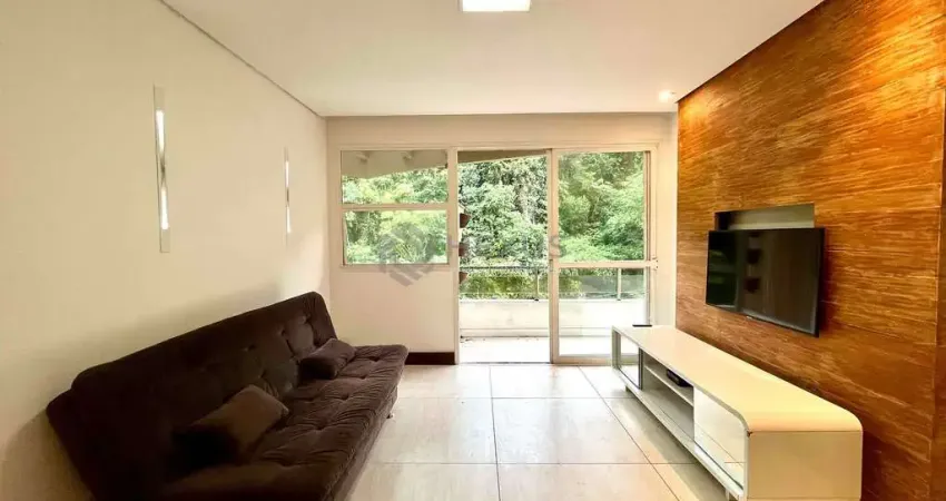 Apartamento reformado com varanda na quadra-mar da praia das pitangueiras, guaruja