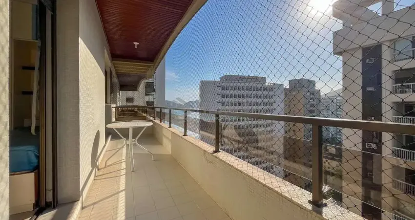 Apartamento com varanda e vista mar na quadra mar da praia das pitangueiras, guaruja