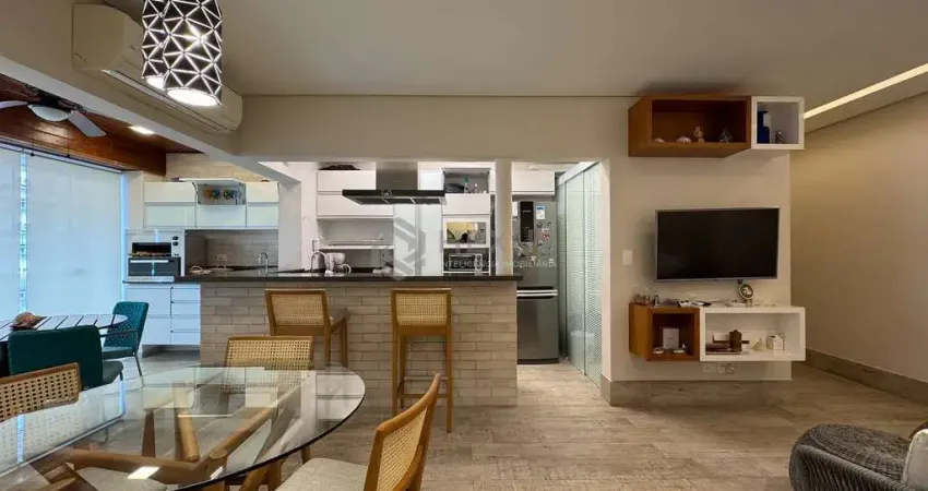 Apartamento reformado com varanda e lazer a uma quadra da praia das pitangueiras, guaruja