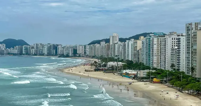 Apartamento com varanda e vista mar na quadra mar da praia das pitangueiras, guaruja