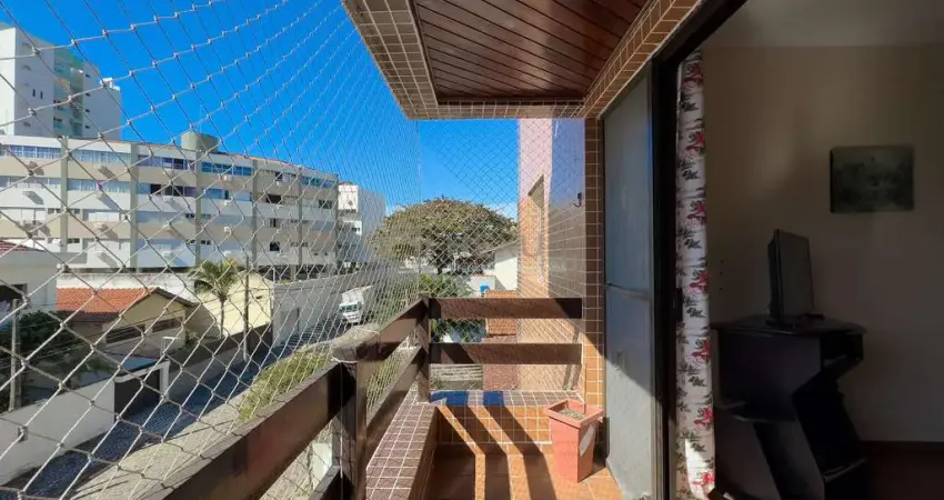 Apartamento com varanda e vista livre a duas quadras da praia do tombo, guaruja
