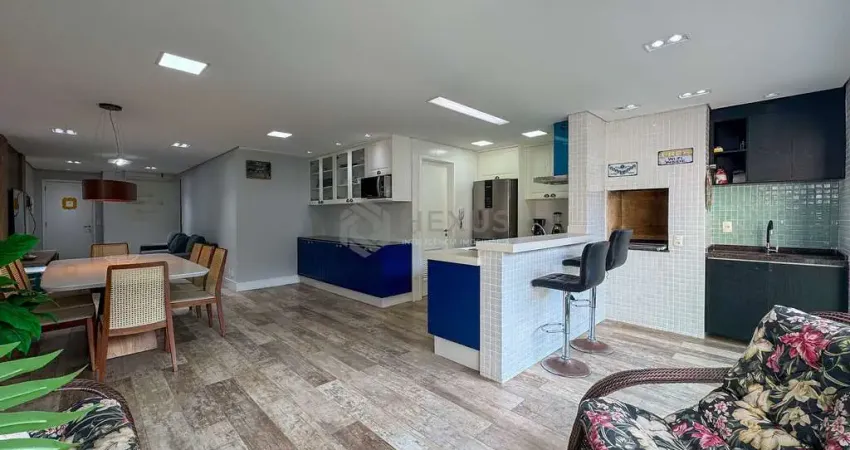 Apartamento reformado com varanda gourmet e lazer a duas quadras da praia das pitangueiras, guaruja