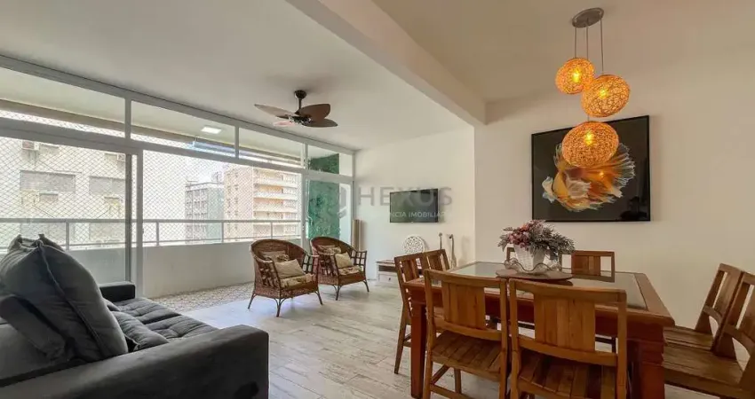 Apartamento reformado com varanda e vista mar na quadra mar da praia das pitangueiras, guaruja