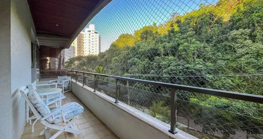Apartamento com varanda na quadra mar da praia das pitangueiras, guaruja