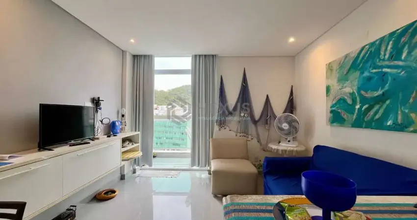 Apartamento reformado com varanda e vista mar na quadra-mar da praia das pitangueiras, guaruja
