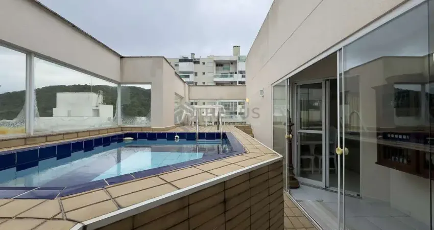 Cobertura reformada com piscina e churrasqueira a uma quadra da praia das pitangueiras, guaruja