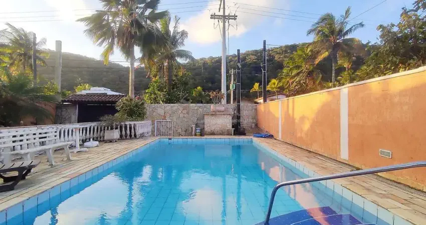Casa com lazer, piscina e churrasqueira na praia do guaiuba, guaruja