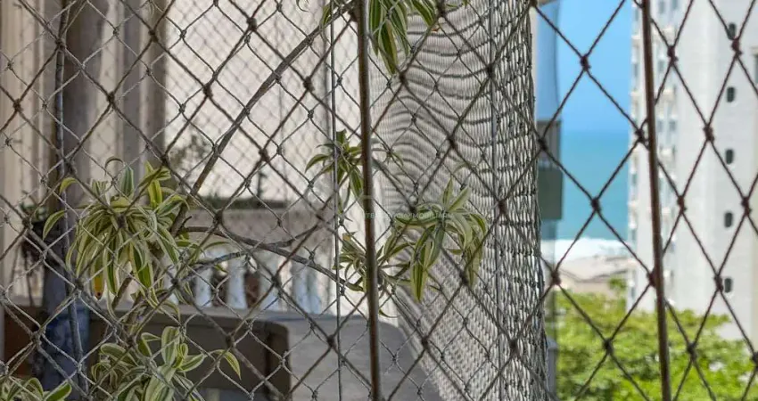 Apartamento com varanda e vista mar a uma quadra da praia das pitangueiras, guaruja.