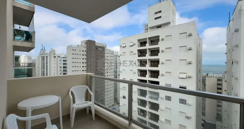 Apartamento com varanda e vista mar a uma quadra da praia das pitangueiras, guaruja