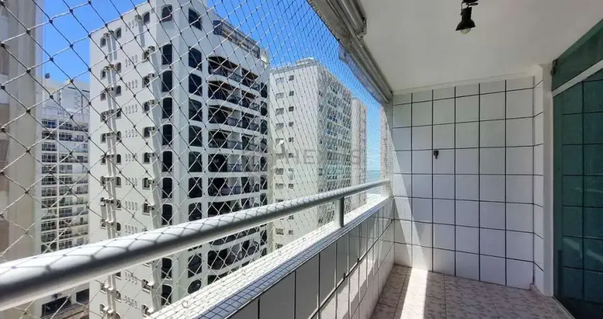 Apartamento com varanda na quadra mar da praia das pitangueiras, guaruja