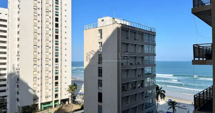 Apartamento com varanda e vista mar na beira mar da praia das pitangueiras, guaruja