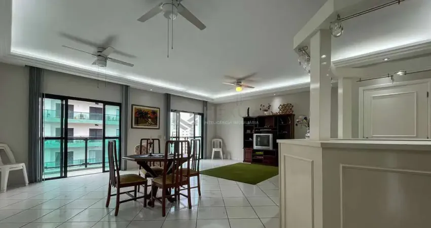 Apartamento com varanda e lazer completo a duas quadras da praia das pitangueiras, guaruja