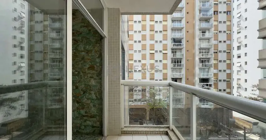 Apartamento com varanda na quadra mar da praia das pitangueiras, guaruja