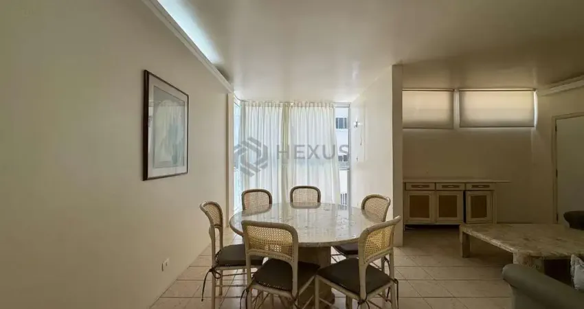 Apartamento com varanda na quadra mar da praia das pitangueiras, guaruja