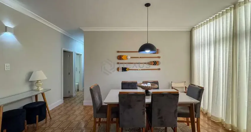 Apartamento reformado com varanda na quadra mar da praia das pitangueiras, guaruja