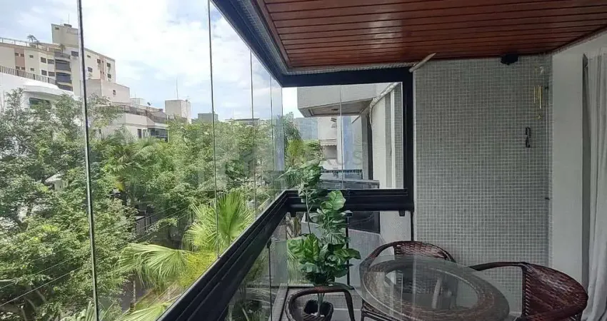 Apartamento reformado com varanda na praia da enseada, guaruja