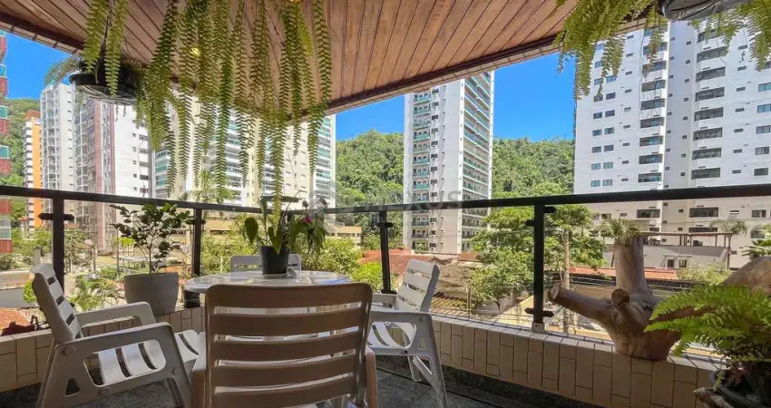Apartamento com varanda a duas quadras da praia das pitangueiras, guaruja