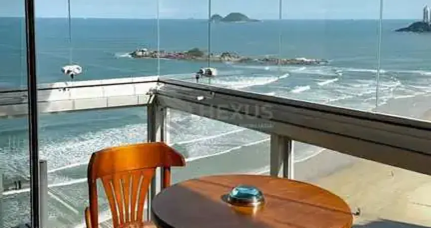 Apartamento reformado frente mar com varanda na praia das pitangueiras, guaruja